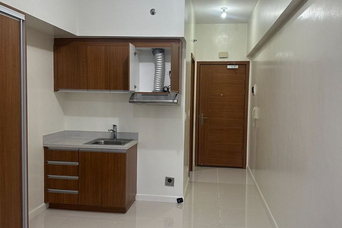 Condo for Sale in  Eton Tower Makati, San Lorenzo, Makati City