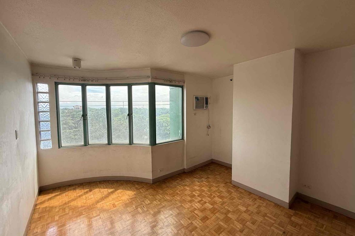 Condo for Sale in Loyola Heights, Quezon City, Metro Manila near LRT-2 Katipunan