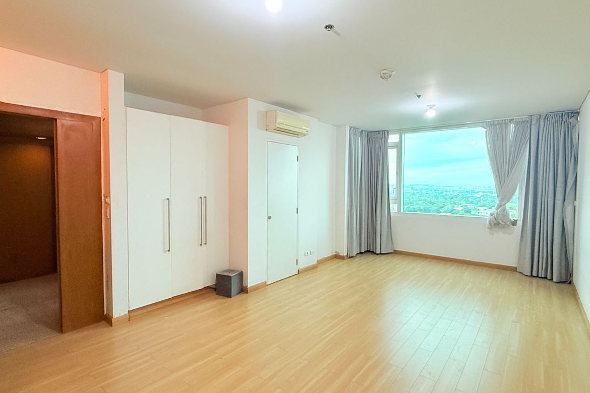 Condo for Sale in Park Terraces, San Lorenzo, Makati, Metro Manila near MRT-3 Ayala