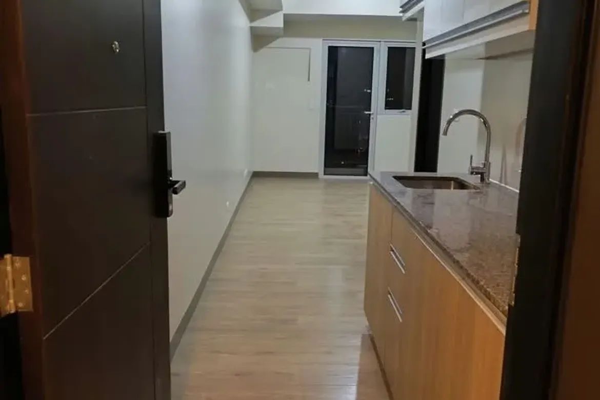 Condo for Sale in Vion Tower, Magallanes, Makati City near MRT-3 Magallanes – photo 4