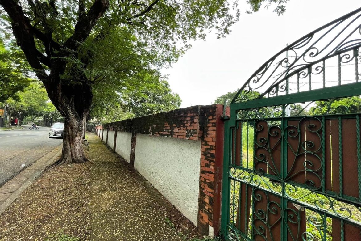 Land for Sale in Dasmariñas North, Makati, Metro Manila near MRT-3 Ayala – photo 2