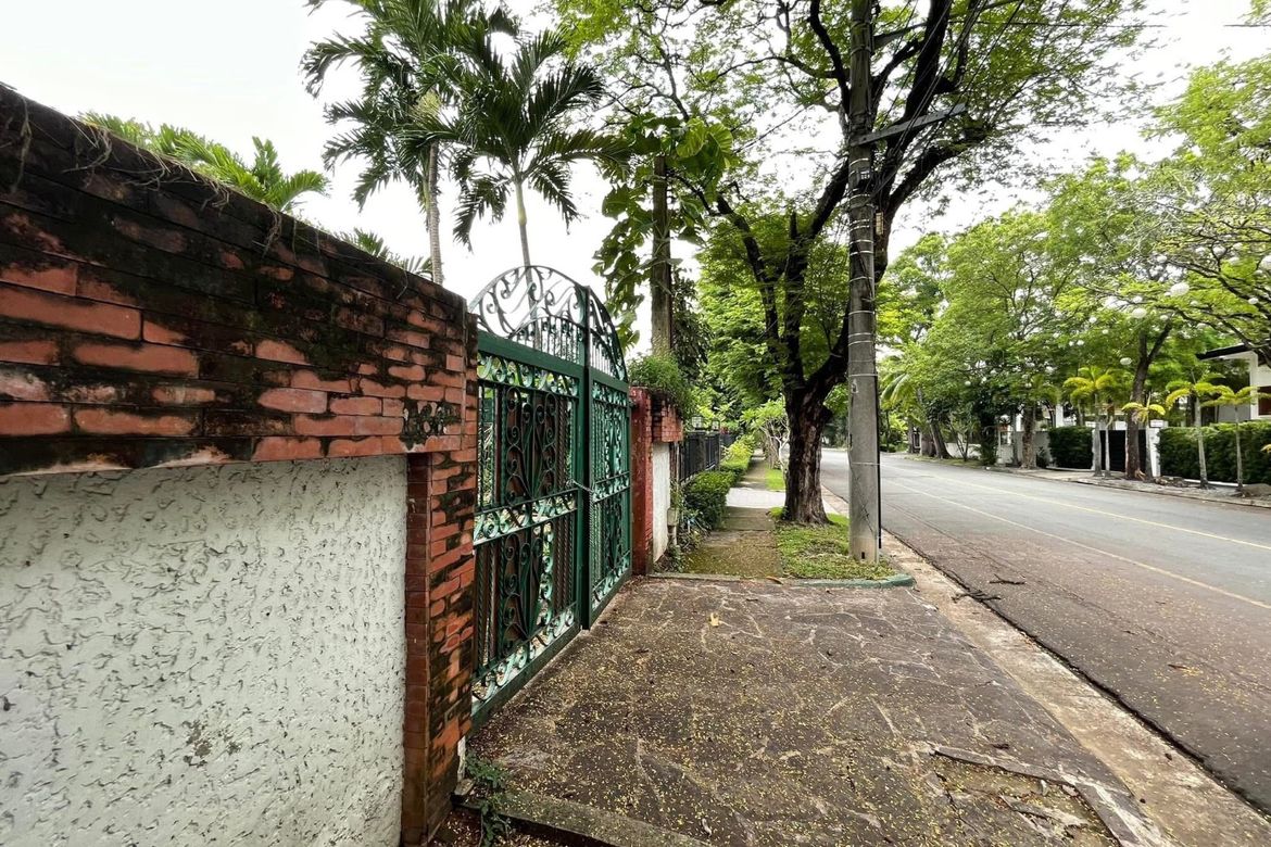 Land for Sale in Dasmariñas North, Makati, Metro Manila near MRT-3 Ayala – photo 3