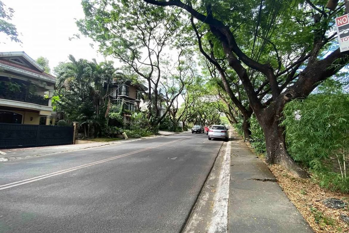 Land for Sale in LOYOLA GRAND VILLAS, Ramon Magsaysay, Quezon City, Metro Manila near LRT-1 Roosevelt