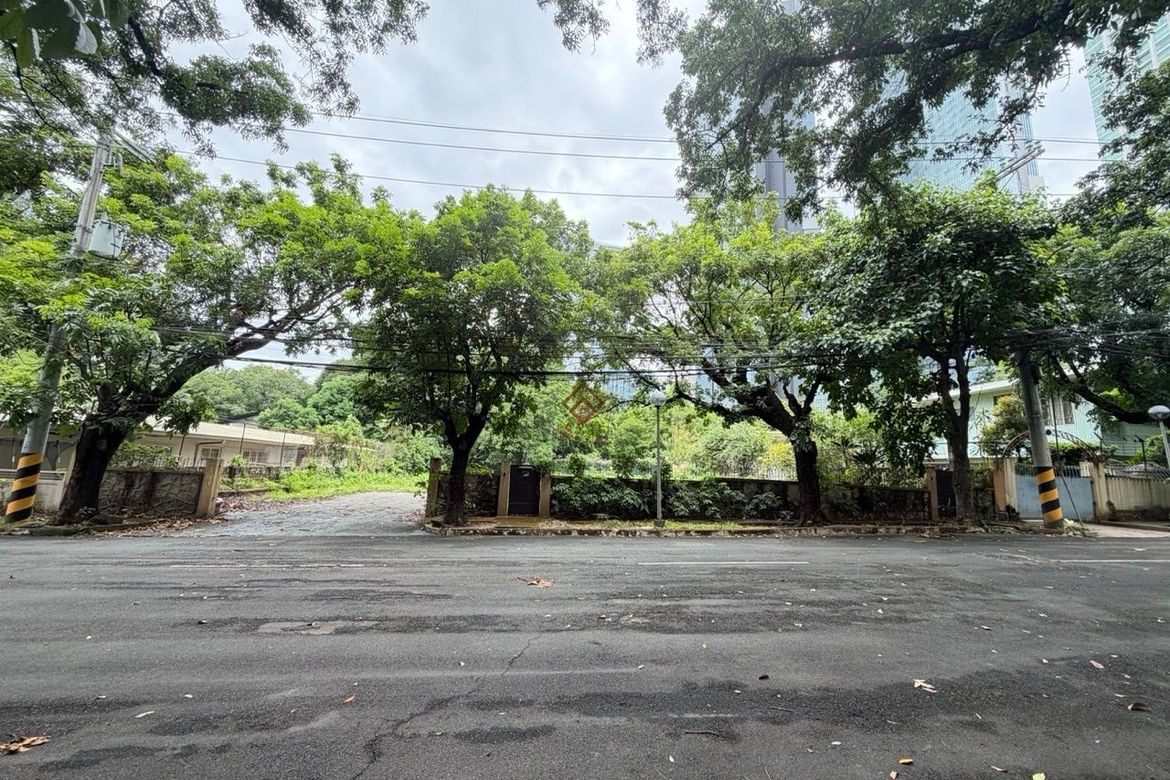 Land for Sale in Urdaneta, Makati, Metro Manila near MRT-3 Buendia