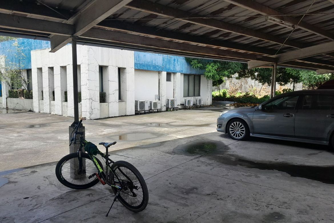 Office for Sale in Barangay 30, Caloocan, Metro Manila near LRT-1 R. Papa