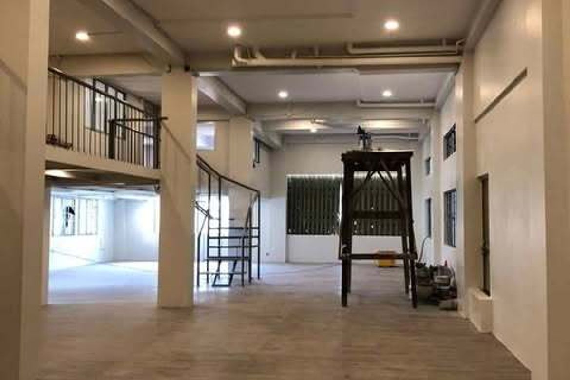 Shophouse for Sale in Apolonio Samson, Quezon City, Metro Manila near LRT-1 Balintawak