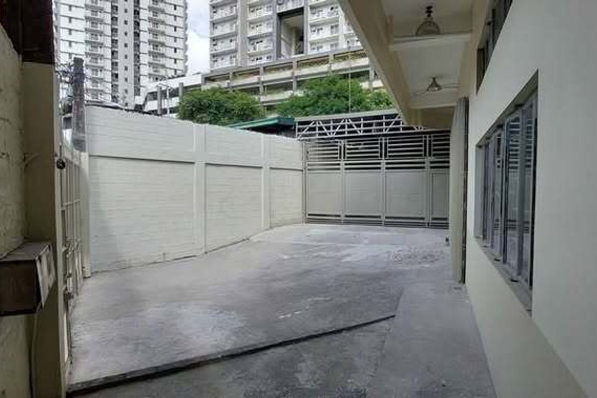 Shophouse for Sale in Apolonio Samson, Quezon City, Metro Manila near LRT-1 Balintawak – photo 3