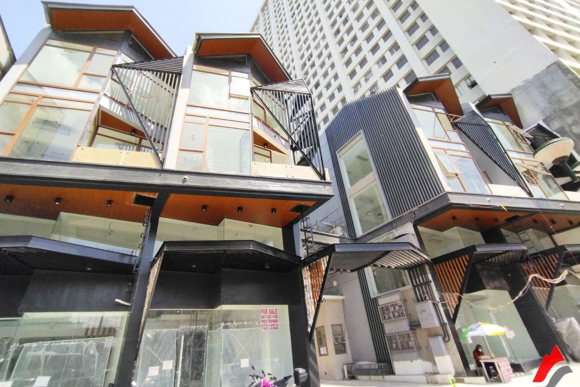 Shophouse for Sale in Laging Handa, Quezon City, Metro Manila near MRT-3 Kamuning