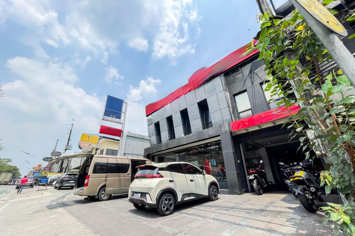 Shophouse for Sale in Loyola Heights, Quezon City, Metro Manila near LRT-2 Katipunan