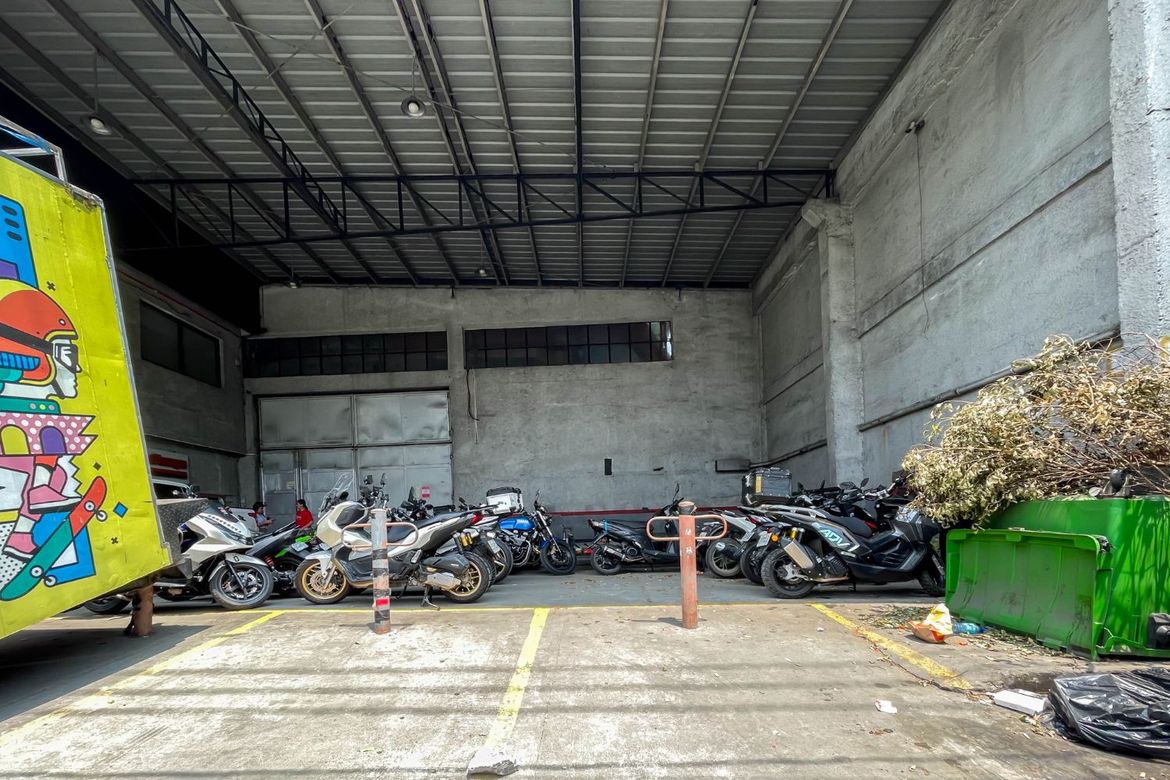 Shophouse for Sale in Loyola Heights, Quezon City, Metro Manila near LRT-2 Katipunan – photo 2