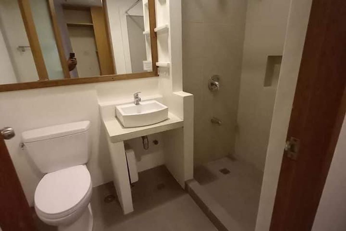 Shophouse for Sale in Urdaneta, Makati City near MRT-3 Buendia – photo 2