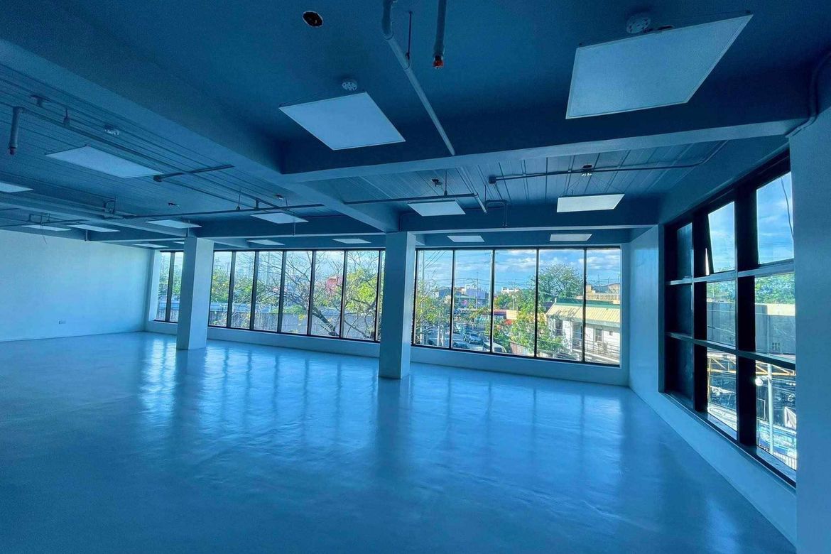 Shophouse for Sale in Urdaneta, Makati, Metro Manila near MRT-3 Buendia