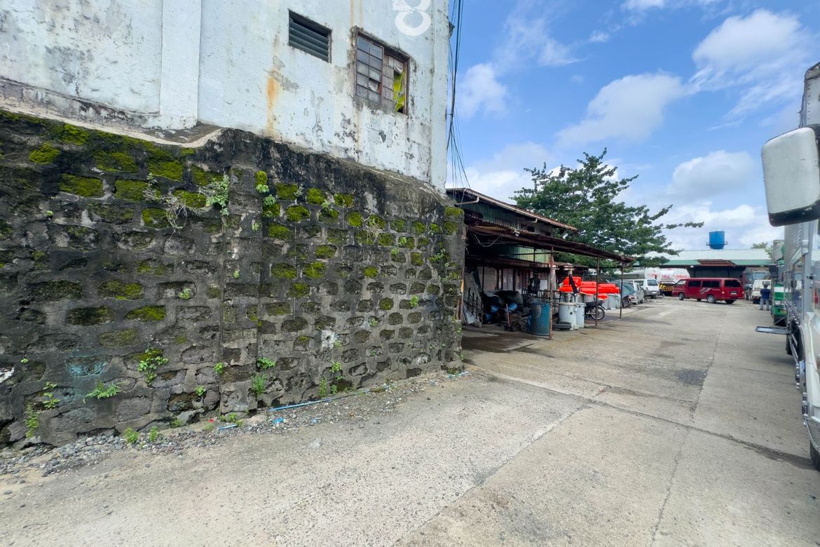 Warehouse / Factory for Sale in Apolonio Samson, Quezon City, Metro Manila near LRT-1 Balintawak – photo 2