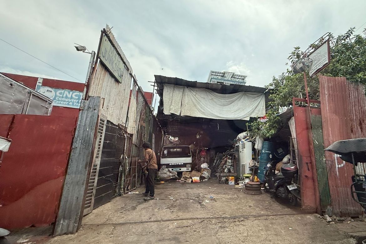 Warehouse / Factory for Sale in Socorro, Quezon City, Metro Manila near MRT-3 Araneta Center-Cubao